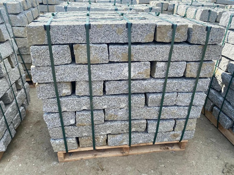  Modern bir binanın dış cephesinde kullanılan Bergama granit kaplama örneği