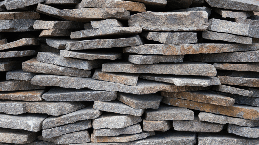 Modern dış cephe kaplamasında tercih edilen koyu renkli granit taş panel